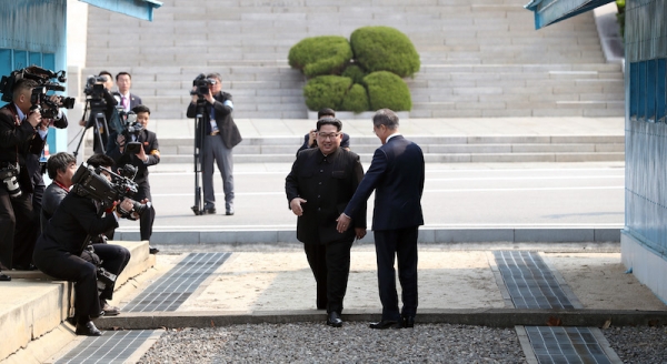 【写真】 2018南北首脳会談 (4)軍事境界線上で